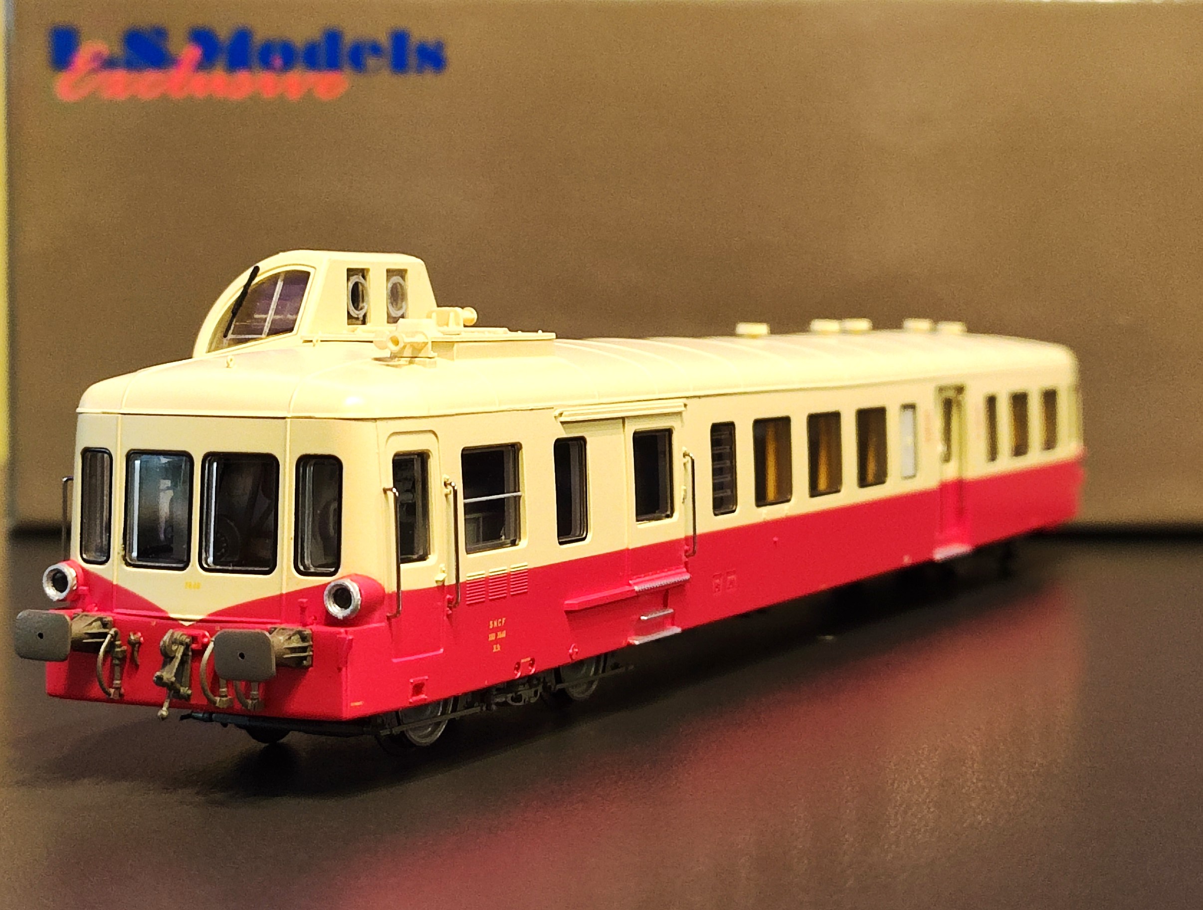 LS Models 10039 Autorail EAD X4687 - XR8684, rouge crème, décoratio LS Models 10039 Autorail EAD X4687 - XR8684, rouge crème, décoratio